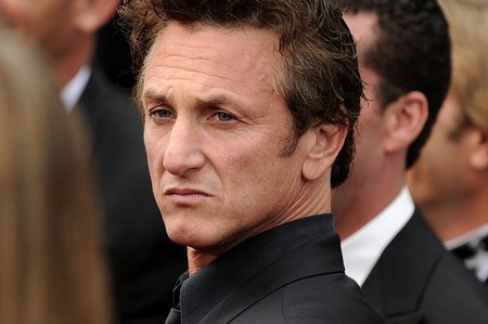 Scarlett Johansson o Charlize Theron ¿a cuál se ha camelado Sean Penn de las dos?