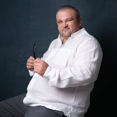 Un millonario que perdió todo su dinero dos veces comparte su mejor enseñanza: "nadie le enseña eso a los ricos cuando ganan mucho"