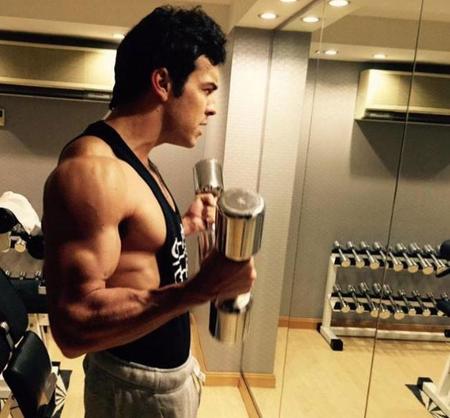 Mario Casas camino del modo <em>croissant</em>, ¡que alguien lo pare!
