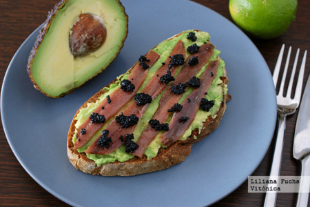 Tosta de aguacate y anchoas con caviar vegetal. Receta saludable