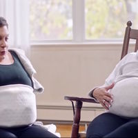 Un cinturón permite a una madre sentir los movimientos de sus gemelas en el vientre de la madre subrogada