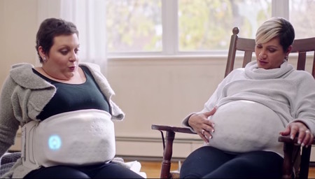 Un cinturón permite a una madre sentir los movimientos de sus gemelas en el vientre de la madre subrogada