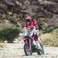 Laia Sanz coquetea con un posible paso a los coches tras completar su undécimo Dakar seguido en motos