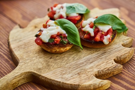 Mini muffins con sofrito de jitomate, queso manchego y arúgula. Receta de desayuno ligero