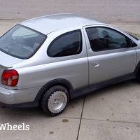 Si te cuesta aparcar, lo más raro que verás hoy te interesa: un Toyota Echo que gira sobre sí mismo
