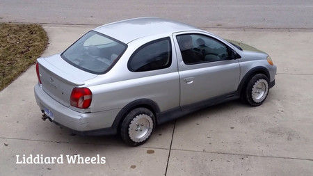 Si te cuesta aparcar, lo más raro que verás hoy te interesa: un Toyota Echo que gira sobre sí mismo