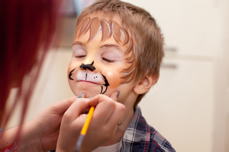 Maquillaje para niños: qué debes tener en cuenta a la hora de comprarlo y utilizarlo de forma segura