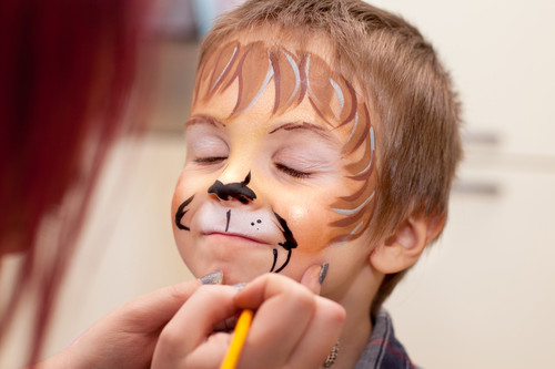 Maquillaje para niños: qué debes tener en cuenta a la hora de comprarlo y utilizarlo de forma segura
