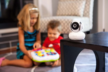 Este vigilabebés de Motorola tiene visión nocturna, un alcance de 300 metros, sensor de temperatura y, además, está en oferta: 99 euros