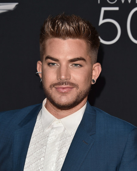 De azul y en plataformas: el look de Adam Lambert en la Gala de OUT Magazine