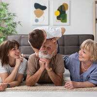 Los abuelos pueden (pero no deben) criar a los nietos. Ya lo hicieron con sus hijos 