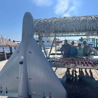 Unos amigos salieron en barco y pescaron un dron militar. Lo subieron a Facebook y recibieron la llamada de sus vidas 