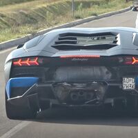 Lamborghini está probando soluciones para sustituir al Aventador... con un Aventador medio desmontado que se pasea por Italia 