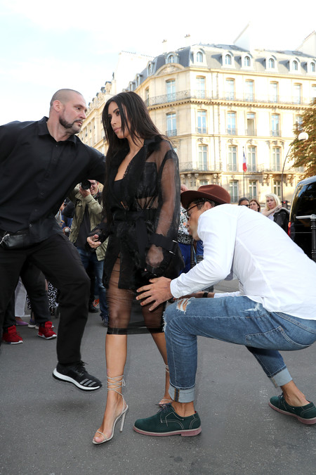 El acosador de Gigi Hadid intenta besar el trasero a Kim Kardashian