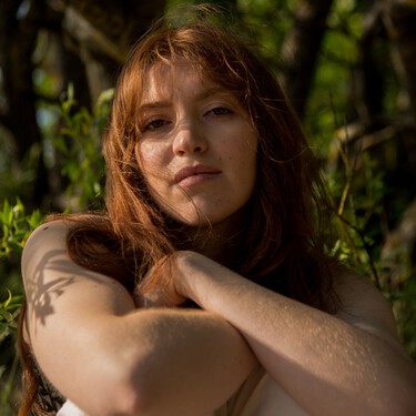 Strawberry beige: así es la tendencia capilar que apuesta este verano por una melena natural y luminosa  