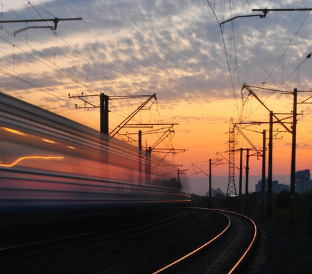 ADIF quiere usar la frenada regenerativa de los trenes para cargar los coches eléctricos en sus propias estaciones
