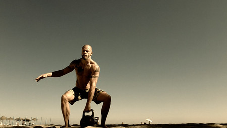 Tres ejercicios con pesas rusas o kettlebells para trabajar tus abdominales