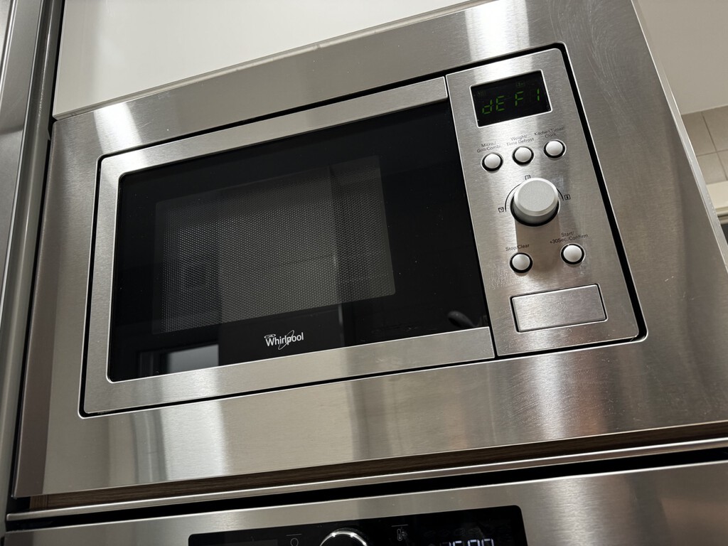 Los agujeritos en el microondas tienen una función secreta que pocos conocen. Y es básica para proteger nuestra salud