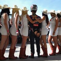 La Fórmula 1 está a punto de dar carpetazo a otra tradición. Ve despidiéndote de las Pit Babes