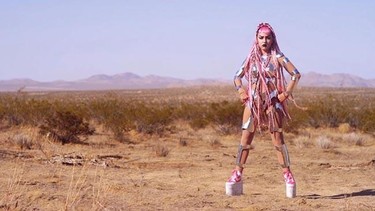 Grimes - 'Go': y Rihanna dijo NO
