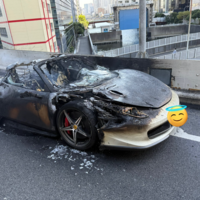 Ahorró 10 años para comprarse un Ferrari y lo logró, pero el gusto le duró poco: se le incendió una hora después de estrenarlo en plena autopista
