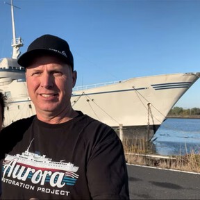 Compró un crucero en ruinas, gastó un millón de dólares en restaurarlo y no pudo disfrutarlo: la odisea de un emprendedor soñador 
