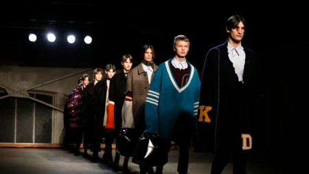 El espíritu rebelde de la segunda juventud de Raf Simons después de su "espantá"