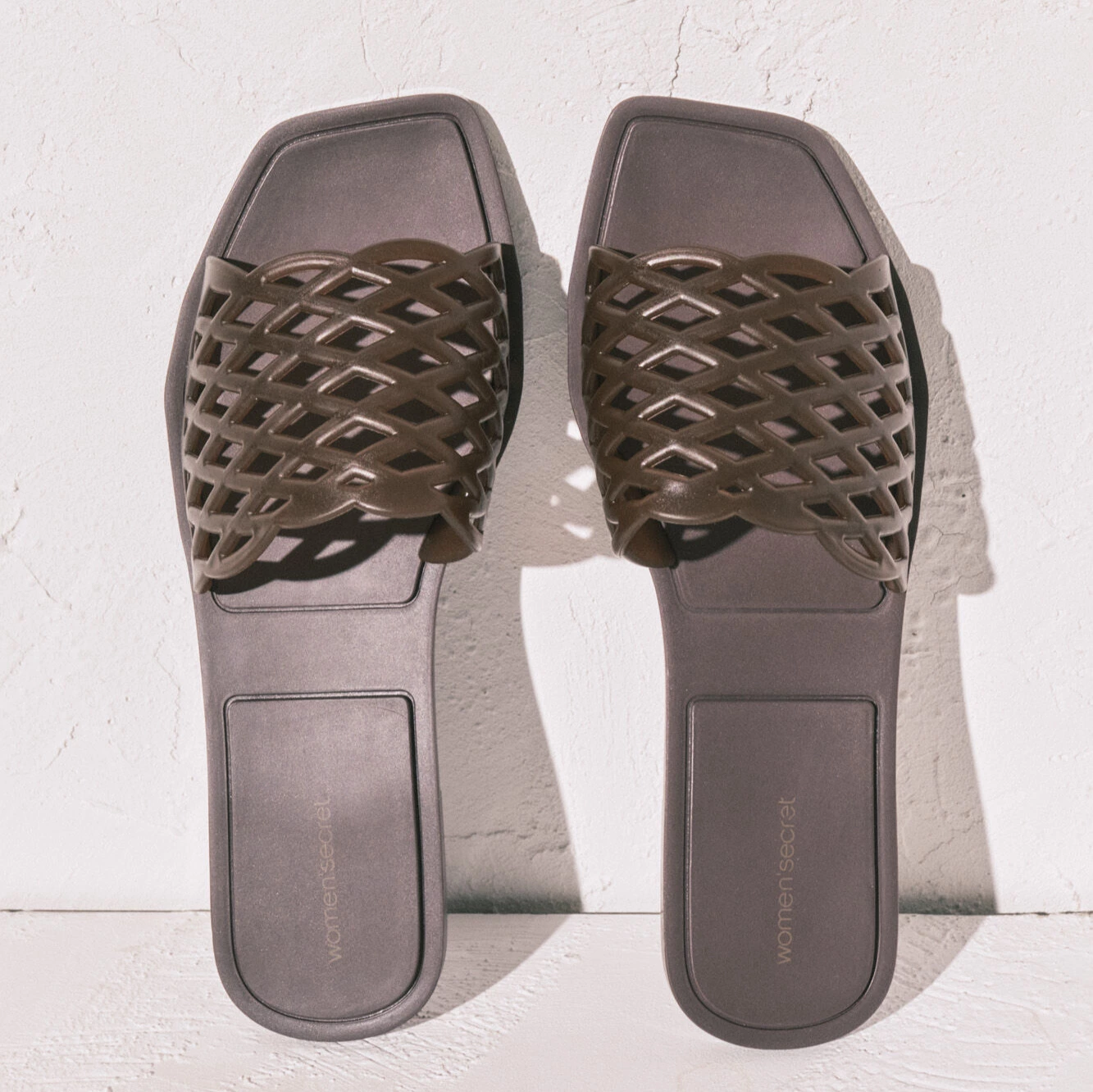 Sandalias planas jelly marrón