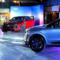 Cadillac ya vende en México sus SUVs eléctricas más potentes y tecnológicas: OPTIQ‑V y LYRIQ-V 2026 con hasta 615 HP y Wi-Fi integrado