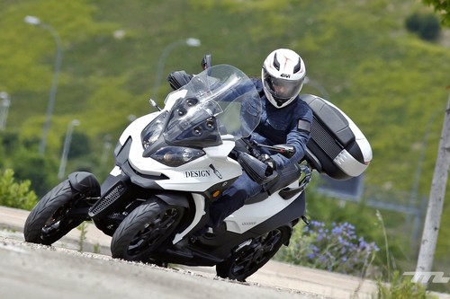 Probamos el Quadro Qooder, el único scooter de cuatro ruedas que ha mejorado (y aún puede hacerlo más)