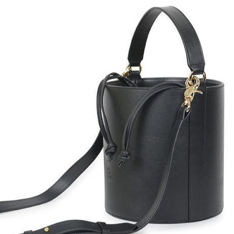 Leandra
Bolso de mano tipo cubo de piel grabada color negro