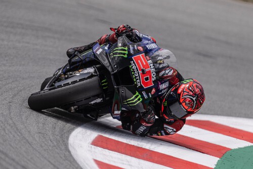 Fabio Quartararo da un baño en Barcelona, a Pecco Bagnaia lo tiran en la salida y Aleix Espargaró la lía al final