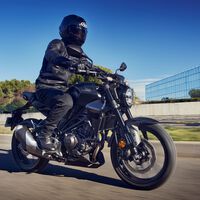 La Honda CB300R se actualiza para 2022 con mejores frenos, mejores suspensiones y el mismo estilazo neo-retro