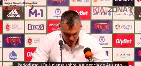 El marido bebe el aguardiente cada día que hacer el consejo del psicólogo