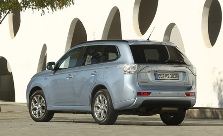 Mitsubishi Outlander PHEV 03