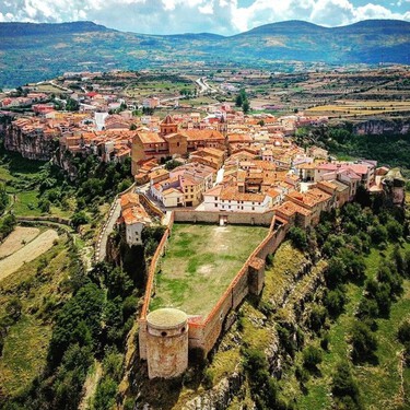 Es el pueblo de España que las listas de los más bonitos siempre se olvidan y sus calles empedradas y castillo prueban que es una injusticia