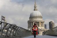 Marc Márquez se da un paseo sobre el Millennium Bridge a lomos de la Honda RC213V