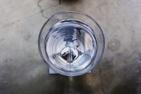 Cuánto agua hay que beber al día (y la respuesta no son dos litros)