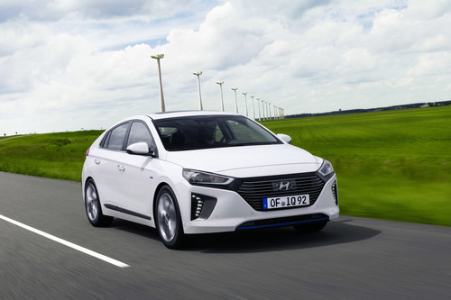Probamos los Hyundai IONIQ eléctrico e híbrido: órdago frente a los japoneses