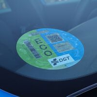 Al son de las ZBE, la mitad de los coches que se venden ya son electrificados. Pero enchufables, pocos