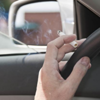 Los médicos piden que se prohíba fumar en coches donde viajen niños y embarazadas