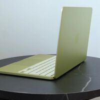 Llevamos una década aceptando que un portátil barato tiene que ser de plástico crujiente y pantalla lavada. Apple acaba de decir 'basta' con el MacBook Neo 