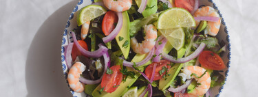 Ensalada de aguacate y gambas: receta ligera, fácil y refrescante