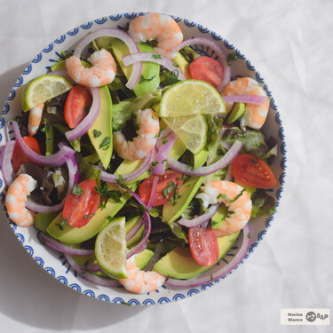 Ensalada de aguacate y gambas: receta ligera, fácil y refrescante