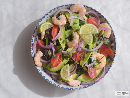 Ensalada de aguacate y gambas: receta ligera, fácil y refrescante