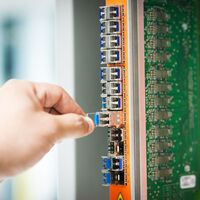 Hay centros de datos en Querétaro que llevan dos años esperando algo básico: poder conectarse a la red eléctrica 