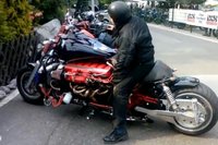 Motor Aston Martin V12 acoplado a una moto