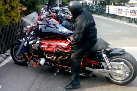 Motor Aston Martin V12 acoplado a una moto