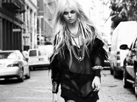 A Taylor Momsen le inculcaron la oscuridad