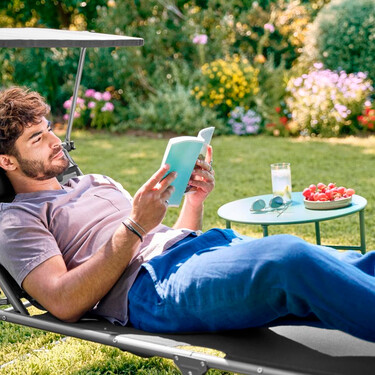 La tumbona de Lidl por menos de 50 euros con parasol incorporado que es ideal para echarse la siesta en el jardín